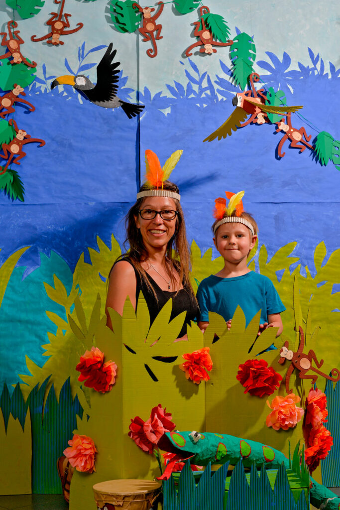 photographie d'élève dans le décor jungle